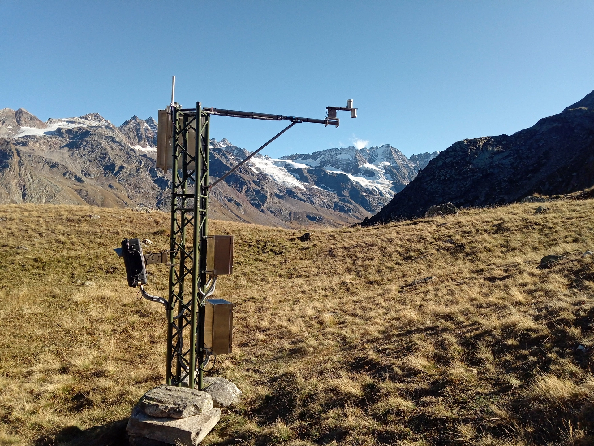 The phenology of the sward at high altitude in the Lauson Valley (Cogne Valley)The temporal variations of the greening and senescence of the grassy sward at high altitude also have significant effects on wildlife, in particular on ungulates (chamois and Alpine ibex). For this reason, automatic stations are being installed in the park to record these variations in cooperation with "ARPA Valle d'Aosta" (climate change unit).&nbsp;